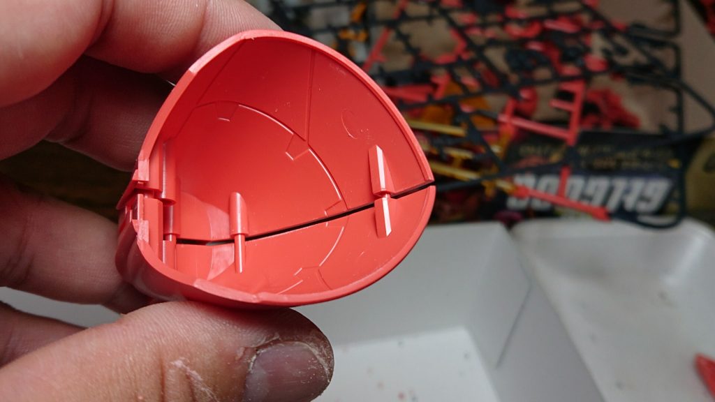 このキット不思議なんですが、HGなんで裏打ちパーツこそ無いものの、覗き込まなくては見えない箇所なのに