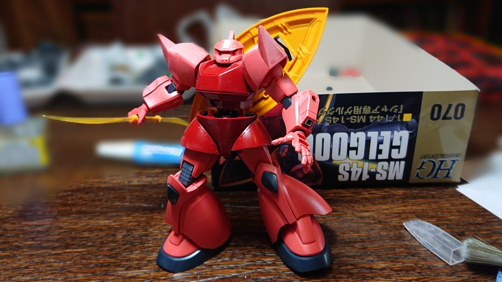 本来は量産型ゲルググのキットをベースにしたかったのですが、なぜか通販以外売ってない上にAmazonでも、異様に高かったのでシャア専用をベースにしました。