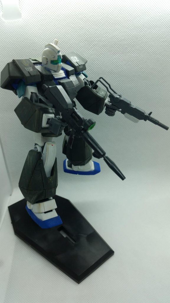 二話の崖からかけ降りるシーン……を再現したかったけどセンスのいいポーズがとれなかったorz
因みにビームライフルは元ネタではファーストの物ですが手元になかったのでRGのGP-01の物を持たせています(-_-;)