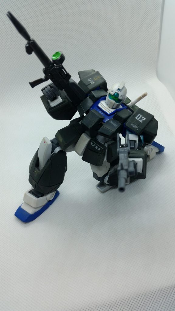 こんなに動くなんて…10年ぶりに手にしたガンプラに感動した瞬間でした!
元ネタはとあるネット動画にて見かけた知る人ぞ知る名作(?)『機動戦士ガンダムi』からヒロインのひとり、ヴィヴァーチェ・マックベリーズ(14才)が二話から搭乗する機体です。キャラの詳しい説明は是非動画を探してみてください。
基本装備
頭部60㍉バルカン
ビームサーベル
ビームライフル
100㍉マシンガン
チョバムアーマー
……となっております。実は小型シールドも用意していたのですが、実家に戻った際には紛失していたので今度帰省したら探したいと思います(-_-;)