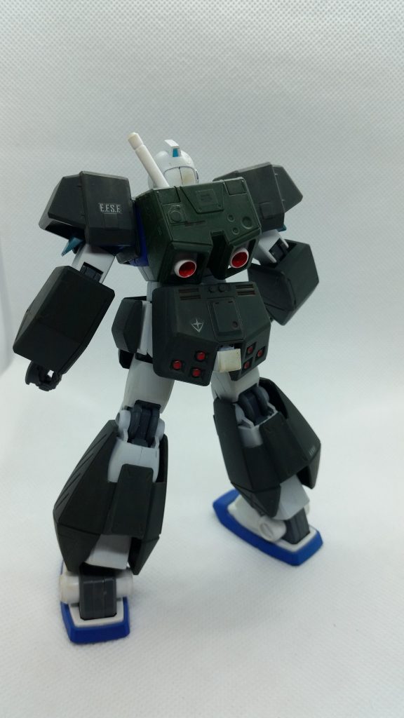 後ろ姿はこんな感じ。改造当時(今もですが)技術がなかったので、ランドセルはNT-1の物をそのまま使っています(^_^;)
ヴィヴァーチェはオーガスタ出身だからいいよね?と、自分に言い訳したりしてみたり……
カラーリングはジム本体は原作に従ってますが、チョバムアーマーは手元にダンバインカラーの濃い緑のがあったのでそれを使っていたと思います。フルアーマーガンダムみたいな色だから似合うと思ってのことでした。個人的にはいい塩梅かと思っております。しかし、途中で塗料がなくなり所々色が違ったり……初改造だからこんなもんでしょ!(開き直り)