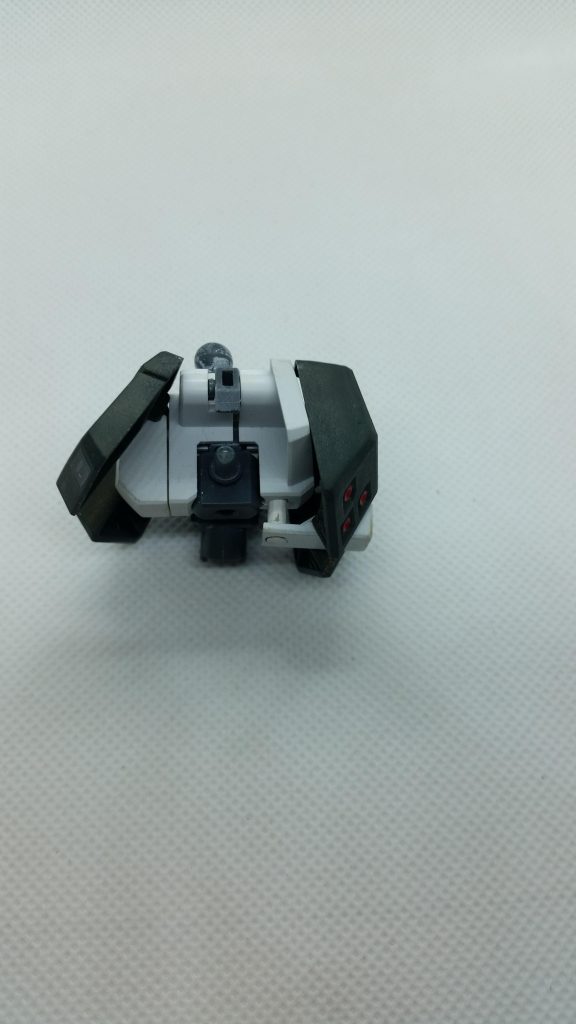 当時の自分はネオジウム磁石なるものを知らなかった為、リアスカートの取り付けに悩まされ、大分無理な付け方をしています。
因みに胸部アーマーも初めは原始的な取付け方法でしたが、実家に帰った際に棚から落ちてパーツが一部破損しており(シールドも何処かへ消えてしまった)修復の際ネオジウム磁石での取り付け方法に変えております。
それと簡単にウェザリングパウダー(で合ってるかな?名前忘れた(-_-;))とデカールを適当に貼ってみました!