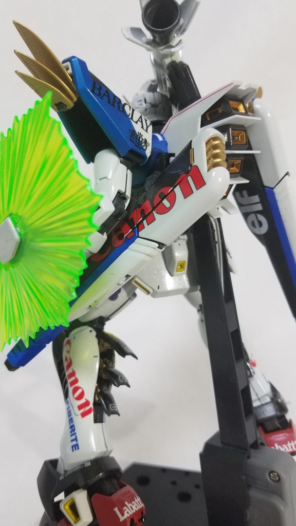 カーボン以外のカバーは、クリスタルカラーのダイヤモンドシルバーを混ぜた、クリアを吹いてます