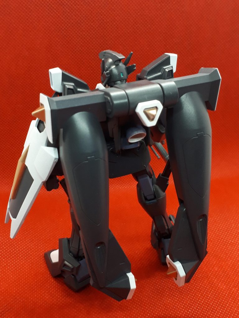 後ろから。
ガンダムマーカーエアブラシシステム(初使用)で塗装しております。