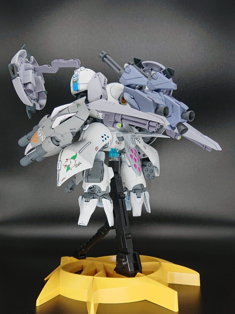 【後２】
ひょっとしたらシン・マツナガはニュータイプかも知れないので、ファンネルポッドも装備💦