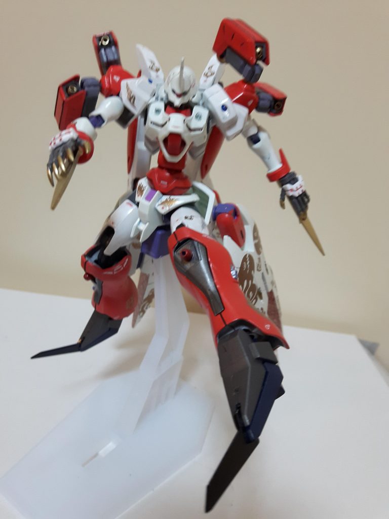 手首、足先から接近戦用のショートダガー。