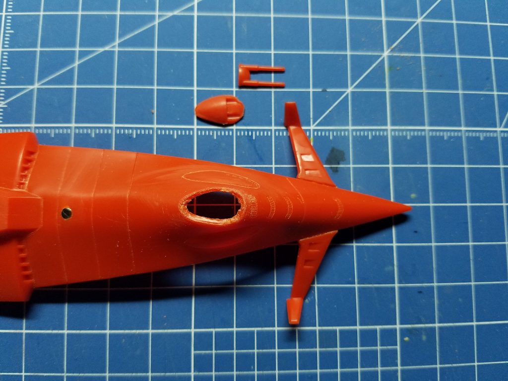 前部メガ粒子砲はブロックごと切り取って、塗装後に接着しました。
空いた部分はパテで埋めました。