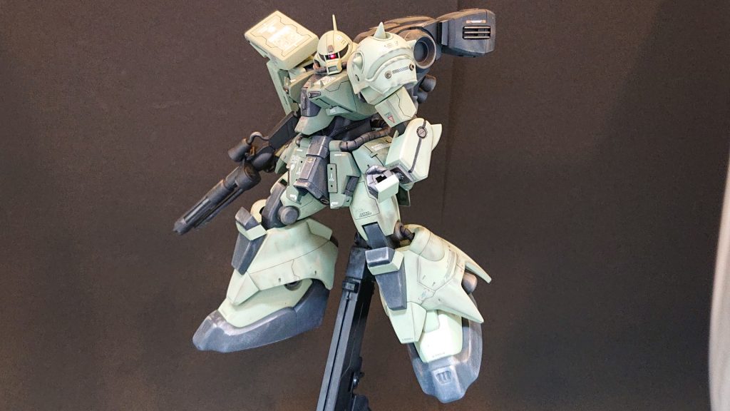 配色にザクカラーをもってきたので、それだけでバランス良くなりました。バックパックスラスターが思いのほかゴツくなりましたので重心が背中寄りになり、自立できません(笑)
何のための、デカ足なんだか。