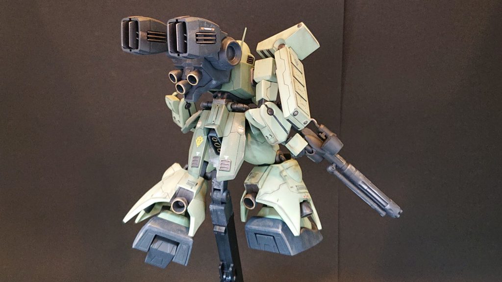 リブートザクⅢの仕様として、ヤクトドーガからビームガトリングを奪い取りました。バックパックのホバースラスターのバランスがデカ過ぎやしないか心配です。