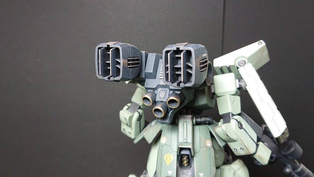 エールストライクのスラスターをホバースラスターへ強引にまとめています。
背中のボリューム、ハンパないです。