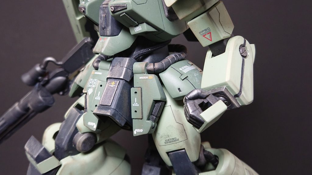 腰アーマーのビームキャノンは残しました。プラ板で少し幅を広くしてます。
腹周りの細すぎポイントは、メッシュホースを追加してごまかしました(笑)