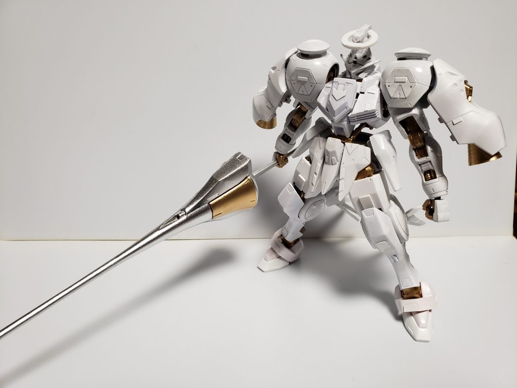 ガンダムフーレムを100均の金スプレーで塗装しました。外装は白で統一、出来るだけ暗くならないようにする為、墨入れはしてません。