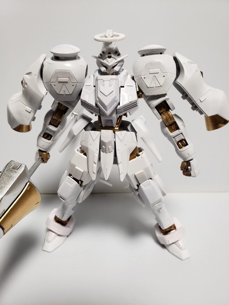 キマリスの特徴的な足の稼働ギミックはオミットし、細い足に変更し、代わりに肩のパーツと入れ替えより鎧を着込んだようにしました。