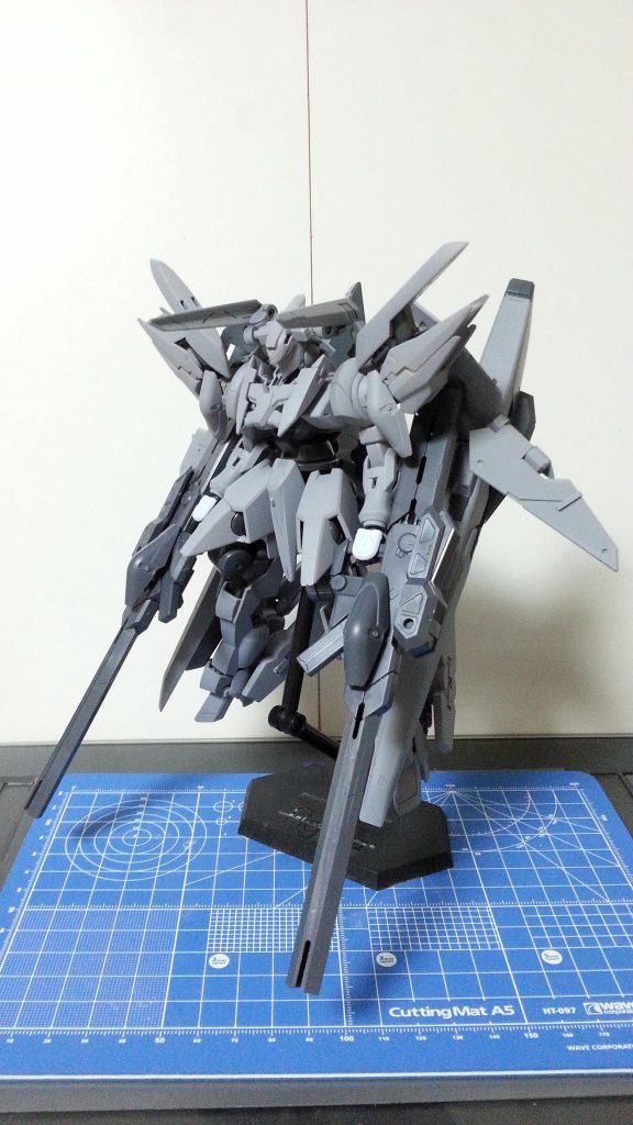 引きで全体図。武装はMSGのレールガンキットを組み替え改造してGNブレード兼ロングライフル兼ブレード部分をパージするとショートバレルマシンガンにと多目的武装に。