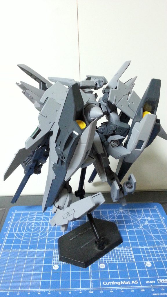 背部…というより腰部にハルートのGNキャノンを装備。推進器としても使えます。見え辛いですがデュナメスの腰部スラスターも装備しているので推力は高め？