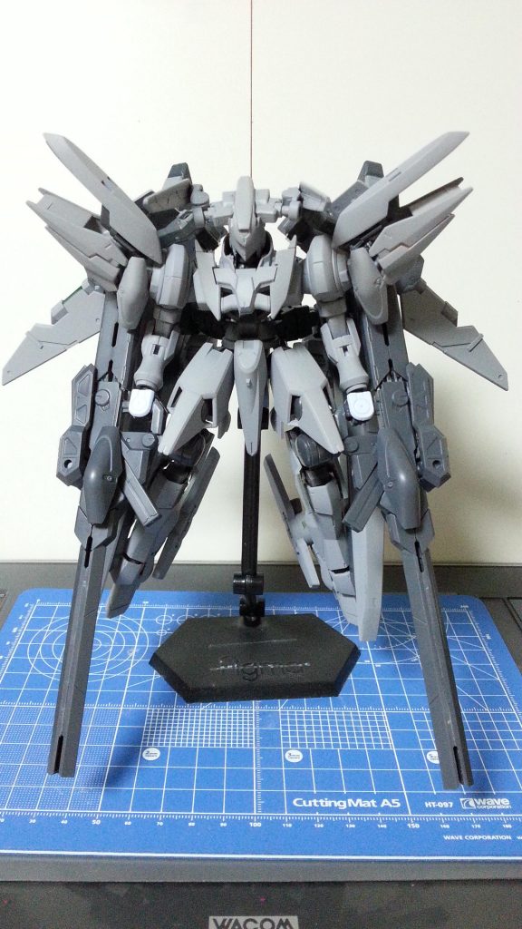 正面図。結構纏まっててかっこよく組めてるかな～と自分では思っております。
パテは頭部を改造するのに使ってみましたが中々綺麗にするのは難しいですね…ジンクスの顔面をパテで埋めて頭頂部にハルートの前頭部をドッキングしてゴリゴリ削ってみました。
なので顔は半分オリジナルですね(笑)
サイドの大型アンテナはノーネイムライフルから。