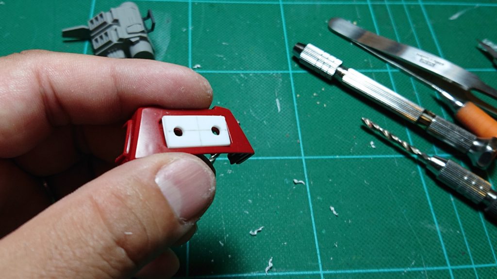 シャアゲルググにはバックパックがありませんので、他のキットから流用するために、バックパック取り付け用のダボピン穴を位置出しをしてプラ板を張りました。