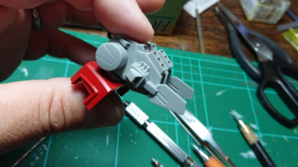 バックパックはシンマツナガ ザクⅡR-1から頂きました。
バックパックの無いザクⅡR-1は、また何かのパーツ要因になってもらいます。