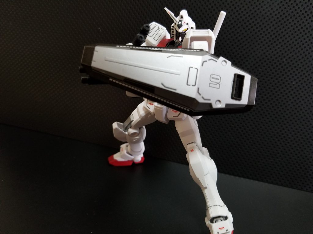 両手にハンドガン持ってます。