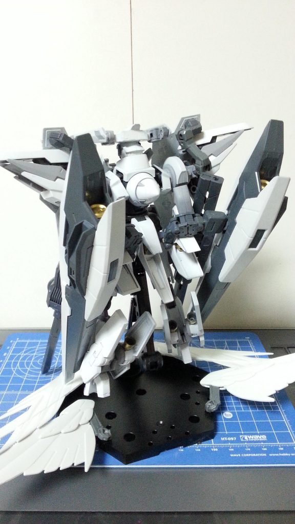 背部。
スラスターノズルは金色にして少しアクセントにしてあります。
白に金ってなんか高貴な感じしますよね～