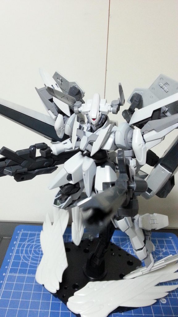 GNブレードレールガン。
砲身がブレードになっており接近戦も可能。
GN粒子操作の応用でGNミサイルを小型化した弾頭を超高速で射出する。MAクラスのGNフィールドを易々と貫通し、中枢部にダメージを与えるなどなど。
砲身をパージすればショートバレルGNマシンガンにもなる。