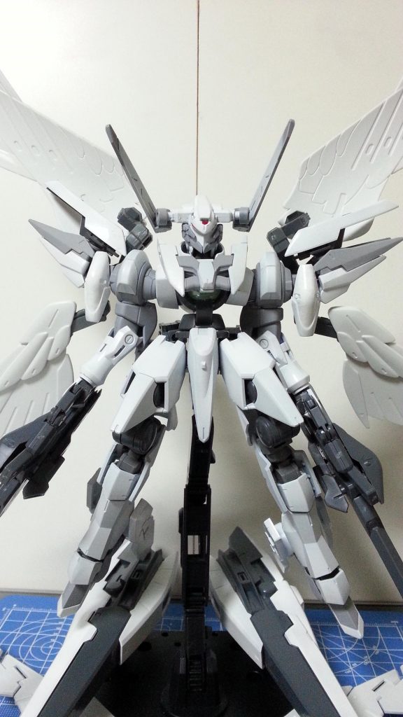 お遊びショット②
ビームチャクラムを頭部アンテナの間に発生させればまさに天使。