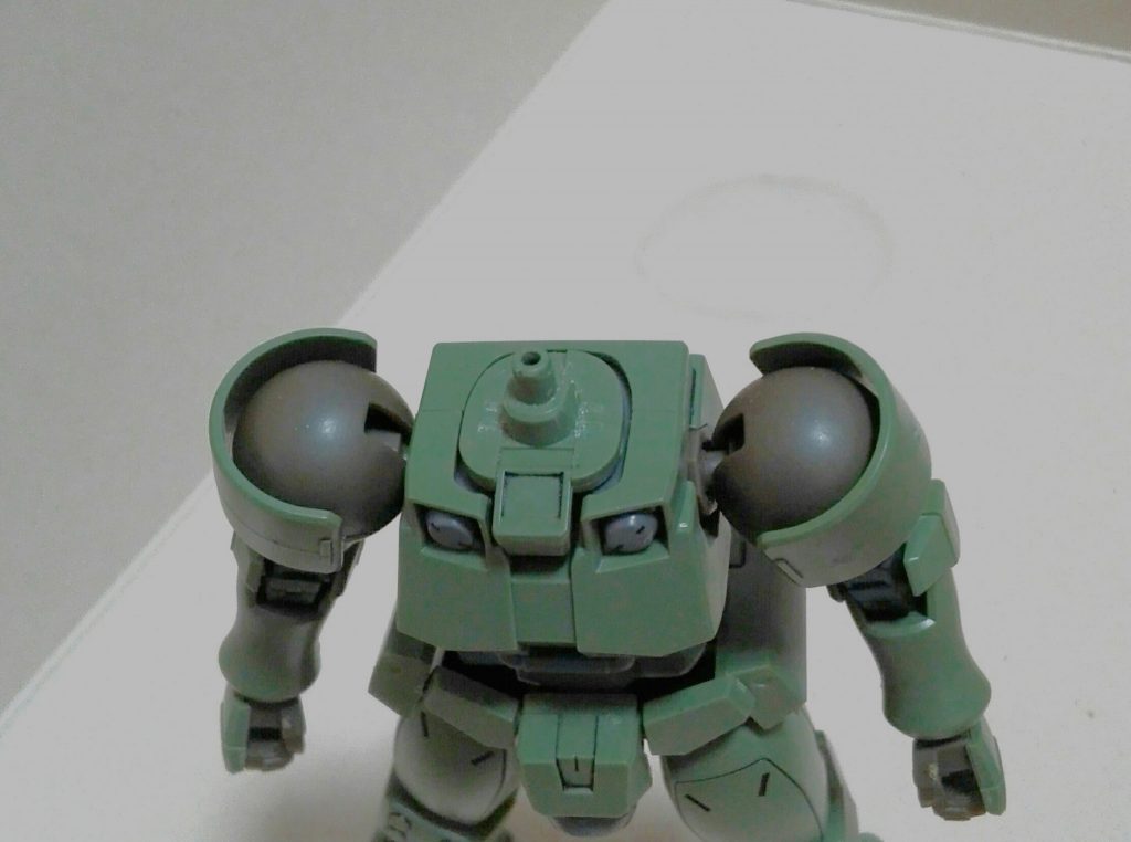 胴体側のピンを切り落としてある程度ヤスリがけしてあります。また、このままだと頭側が若干引っ掛かるので干渉部を削りました。