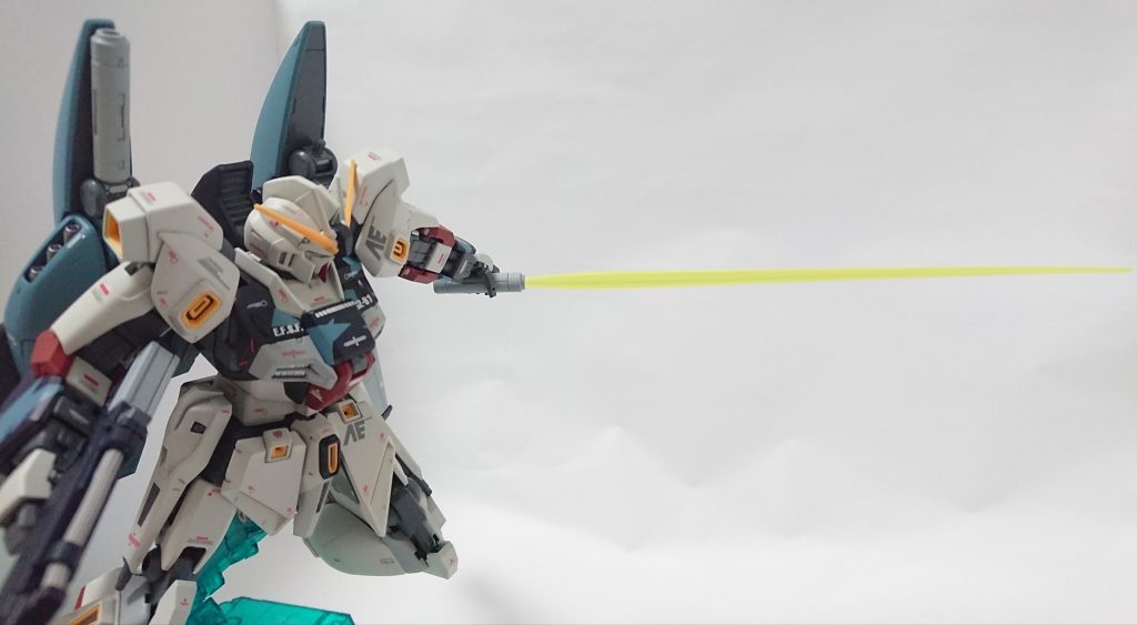 近接攻撃。関節は無改造ですがハイパー・ビームサーベルを保持できるだけの堅さはあります。