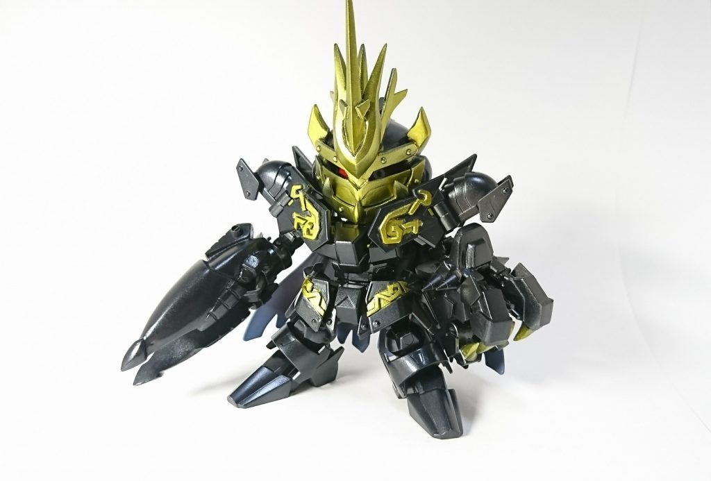 右腕の武器はパテでスクラッチ、左腕はBB戦士バンシィのアームドアーマーを加工しています