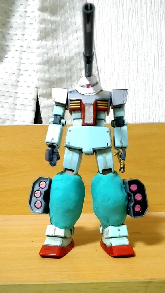 頭部と脚部は粘土で作っています。
意外と加工しやすいです。