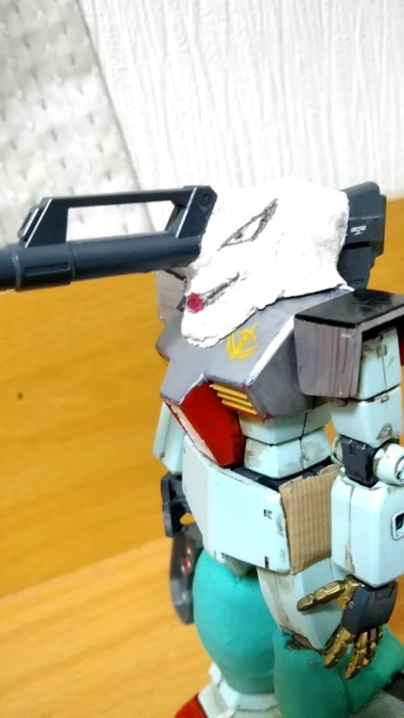 頭部は流星号とかヤクトドーガとかを意識して目のマーキングを書きました。
粘土で作っているから、シャーペンでかけました。