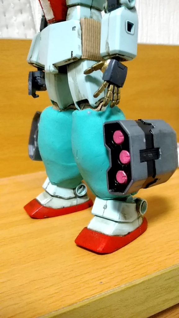 脚部は、最初は「そのまま(ジム足)のままでいいや」と思っていたんですが、「頭にキャノンあるから、キャノン砲撃ったときに後ろに吹っ飛ぶんじゃないか?」と思って装甲を追加して、何が物足りなかったのでミサイルをつけました。