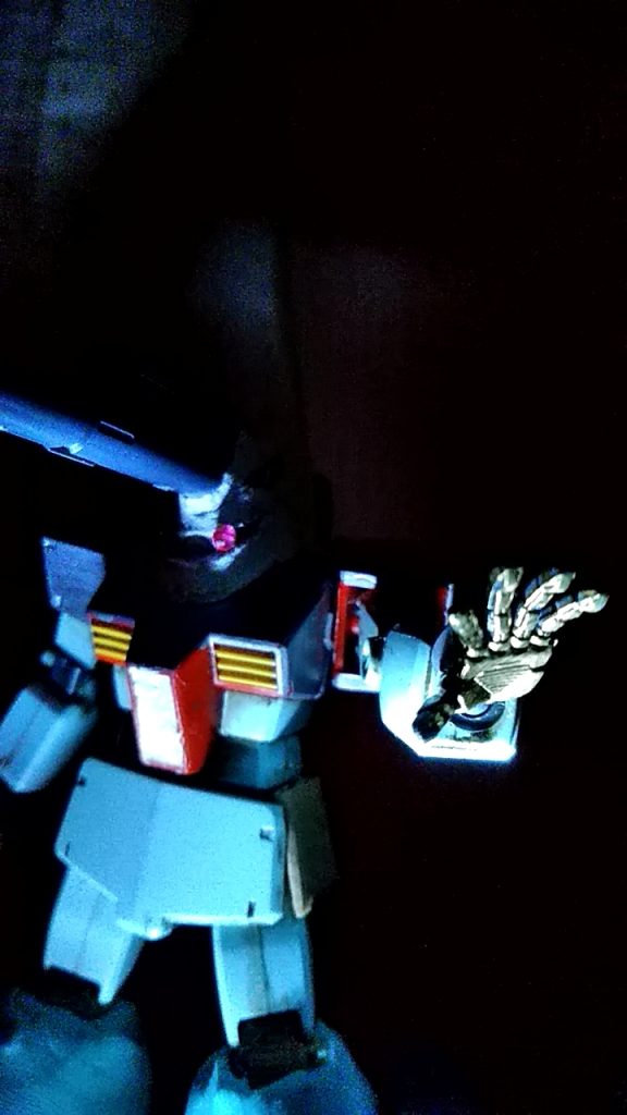 手は、前に何故か金色に塗ったジムハンドがあったのでこれを使いました。
シャイニングフィンガー的なやつです。