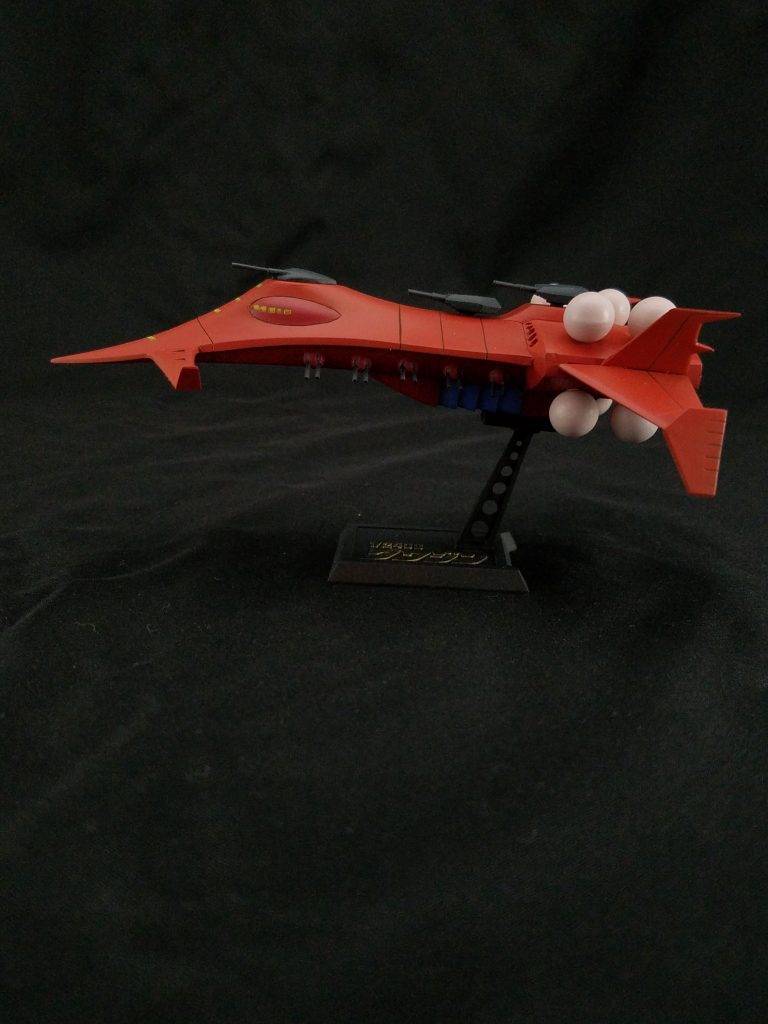 サイドビュー。
基本ラッカー塗料で塗装するんですが、ラッカーに「*すみれ色*」がないので、艦底のMSハッチは「*MSライトブルー*」で塗装。