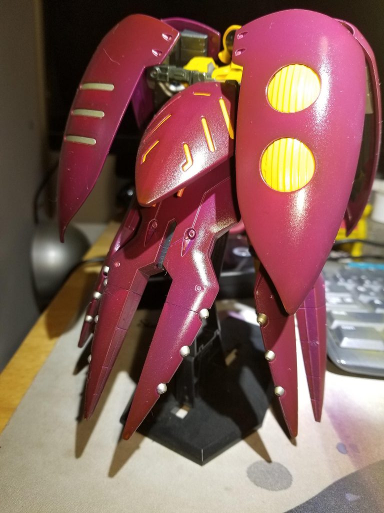 わーいトップコートだー!と艶アリを吹きかけました。ロクな撮影環境がないのに艶アリにしたせいで写真撮るたびにテカテカ反射して見るも無残な状態です……orz