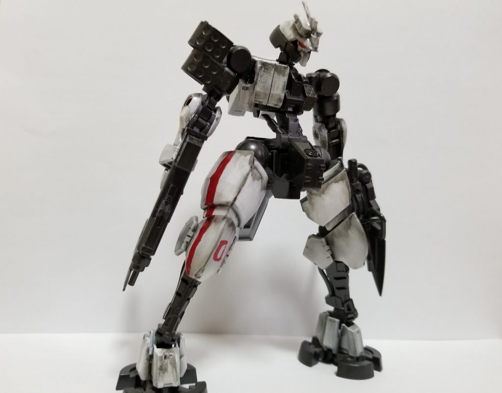 名無しの傭兵が使用する機体、機操兵に分類される。
装甲が最低限以下で、基本的にはどこに攻撃を受けても中破は免れない。
軽さゆえに速度は通常の機操兵よりはあるが、軽操兵程ではない。
また、反応速度が異様に高く、並の銃撃・近接攻撃であれば、視認してから最低限の動きで躱すことが可能(ただし操手の技量も必要になってくる)