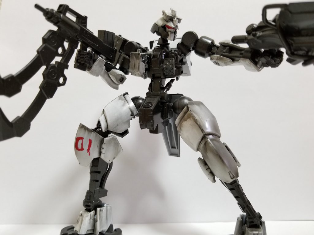 腰部機構を簡略化しているので、腰は回せません。