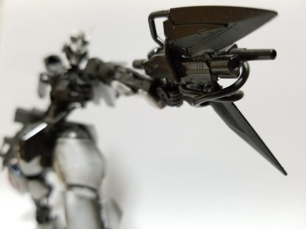 鉄塊牙 壱式
連射式の魔導砲を2つ重ね、小型の刃を取り付けた武器。
放たれる弾は威力こそ低いが、ヤスリのように敵機の装甲を削る。