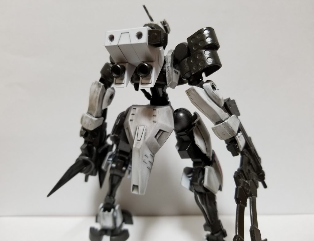 背部にも殆ど装甲がない。
背負っているバックパックは推進器・操手槽の役割があり、脱出機構も兼ねている。
限度を超えた機構搭載量故にこの機体の中はかなり窮屈で、居心地は最悪。