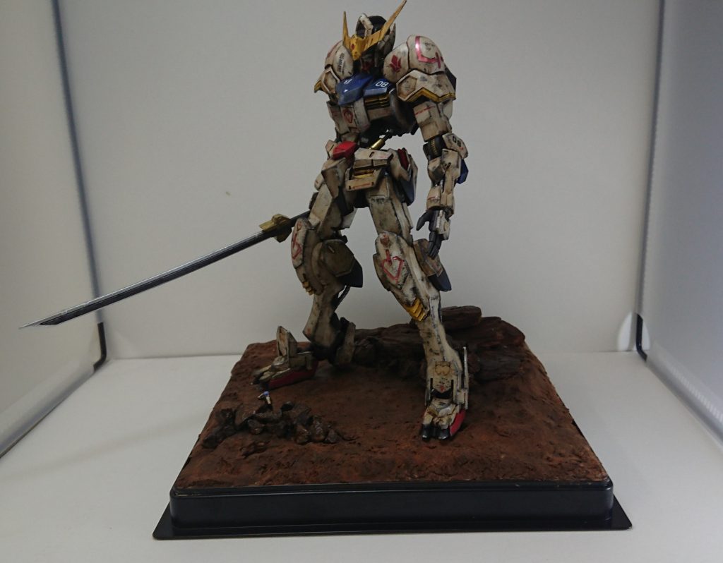 遠目から。バルバトスの独特なスタイルとメカメカしさが好きです。
ほとんど見えませんが100/1MSフィギュアを使用してオルガ風にしてみました。