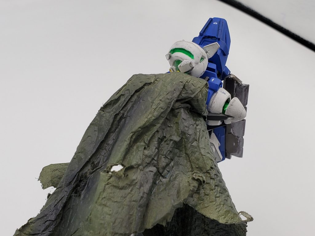 マントはキッチンペーパーに水溶きボンドを塗って制作。
リアアーマーは磁石接続で可動化しています。