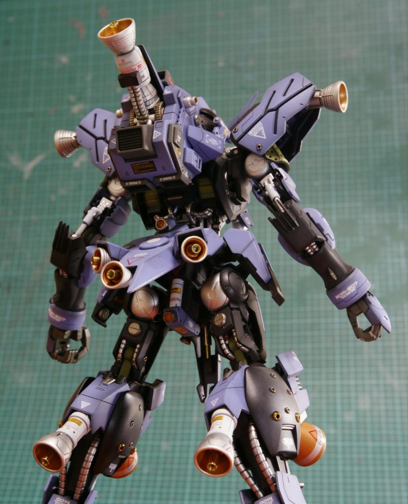 ジャンクパーツを使用して、バーニア類を追加しました。高機動型的な設定です。お気に入りのバックショットです。