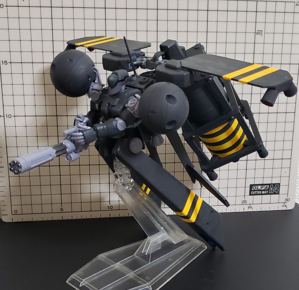 ヘイズルのトライ・ブースター・ユニットを改造して無理やり背負わせています。