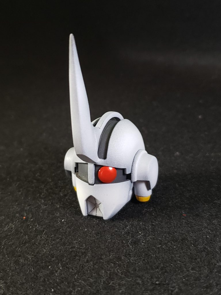 ジオングとの違いを出すため左右のアンテナを無くし、ジオンらしい一本角を作成(サザビーの兜からの移植)

※注、割れません。