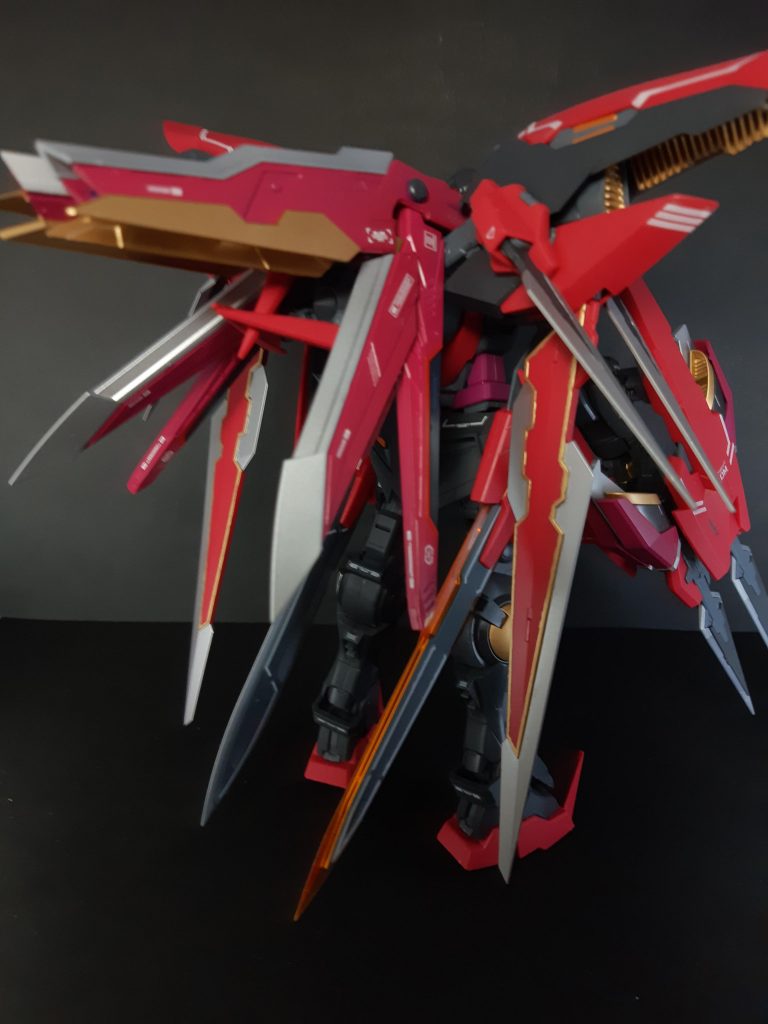 後ろ側から。追加装備のダークマターウイング。分離してビットになります。