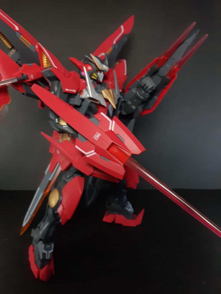 左手のシールド内側にビームサーベル発生器を追加。ダークマターライフルと同様にビームバルカンとしても使用可能。
頬あての内側の黄色は余剰パーツ。余剰のアンテナも活用。本来のアンテナの裏側を削りこみ、重ねて接着しています。
マスクも目が見えやすいように削りました。