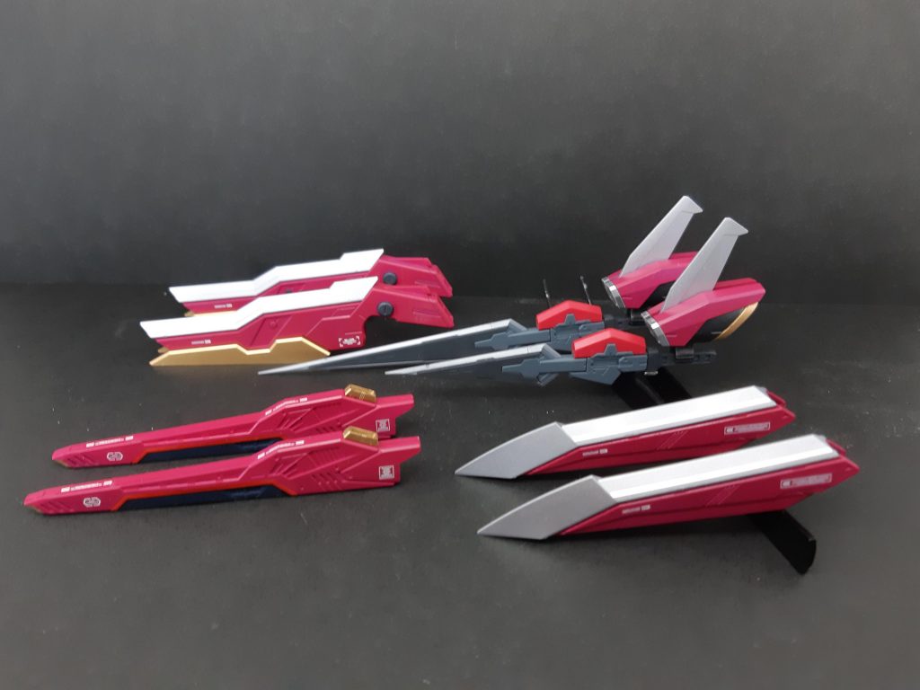 奥からライフルビット、GNソードビット、ガンビット、ファングビット。4種8機のビットを操ることで多角的な攻撃が可能。