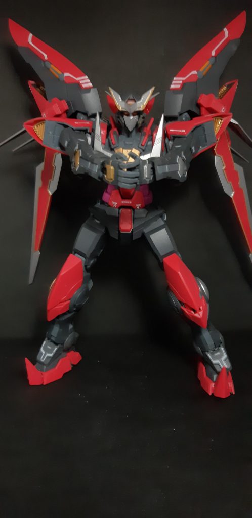 手足に炎・氷の力を追加。剣使用時の威力を高め、格闘戦でも効果を発揮する。
以下小ネタ。
右の手刀「ゴッドスマッシュ」は装甲(主に腹部)を貫通し、左手の「デヴィルブレス」は触れた箇所を凍らせる。
写真は「ゴッドアンドデヴィル」。炎と氷の力を融合し、敵機のコックピットを抉り取る。
「ゲル・ググ・ギャン・ゴッグ・グフォ…フンッ!」