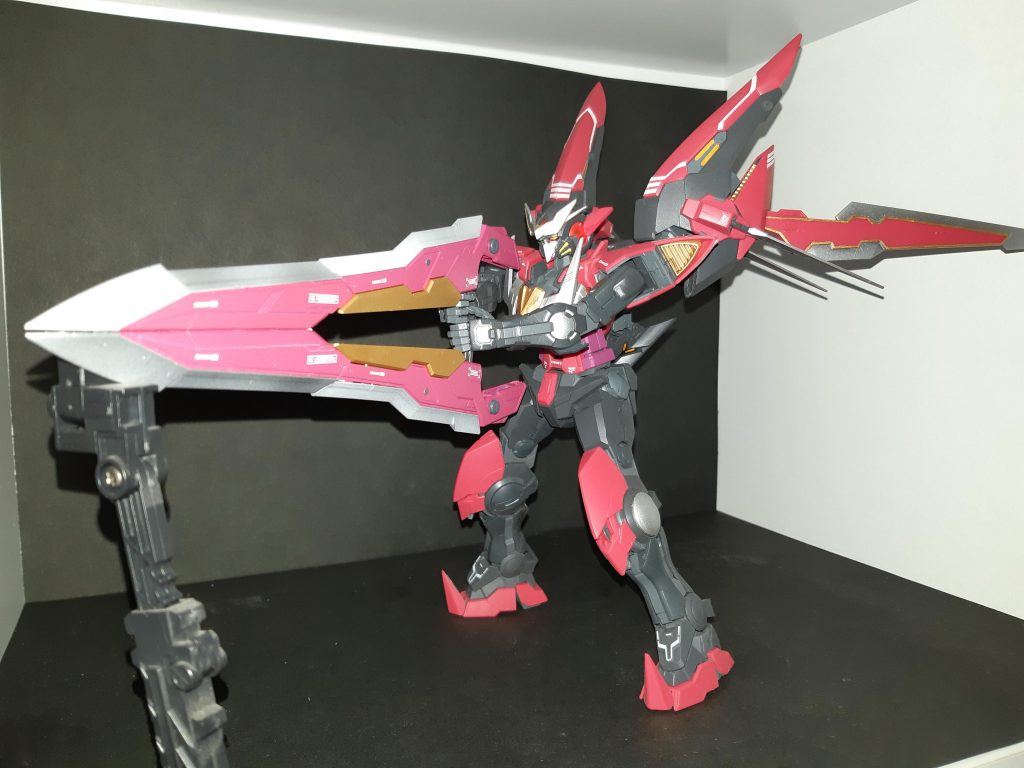 アメイジングスラッシャー。トランザム状態で使用する決め技。
追加装備が合体して大剣になる妄想から始まったのですが、都合の良いパーツが見つからず。大剣を分割して武装にすることにして、ブルーフレームのタクティカルアームズⅡを使用しました。