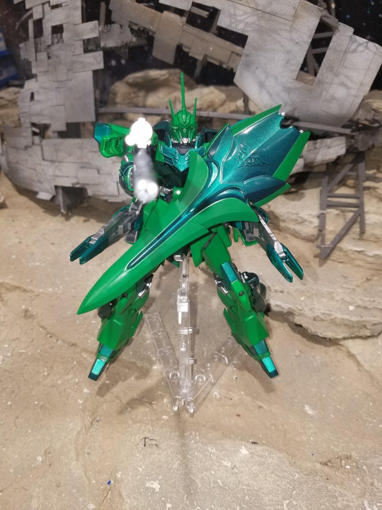 後ろにマウントしたビーム砲を展開した状態